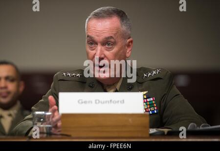 U.S Joint Chiefs Presidente Generale Joseph Dunford testimonia prima che il Comitato delle Forze Armate del Senato nel dipartimento del bilancio della difesa sulla Capitol Hill Marzo 17, 2016 a Washington, DC. Foto Stock