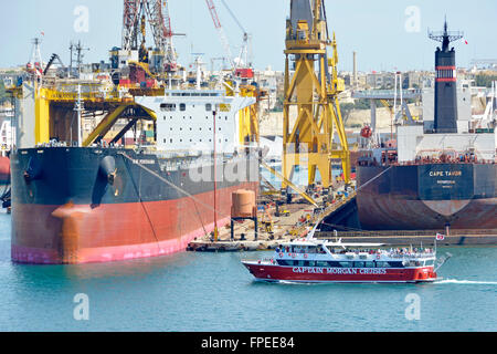 La Valletta Grand Harbour di Malta Captain Morgan battello da crociera su un tour del famoso porto mediterraneo a secco con dock e nave a strutture per la riparazione Foto Stock