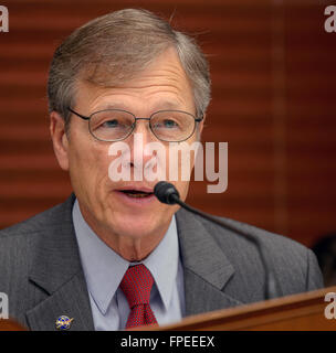 U.S Congressman Brian Babin del Texas durante la casa comitato della scienza, spazio e tecnologia audizione sul bilancio nazionale per il settore Aeronautico e Spaziale Administration presso la Rayburn House Edificio per uffici a Capitol Hill Marzo 17, 2016 a Washington, DC. Foto Stock