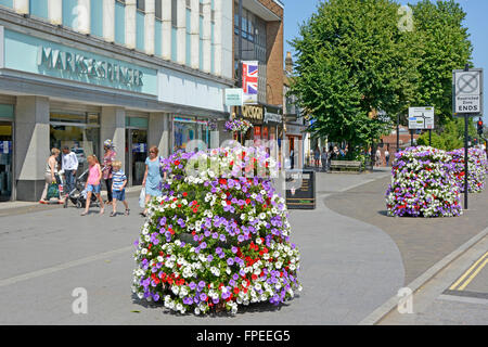 Brentwood Essex shopping alta strada estate fiore mostra in piantatrici Di fronte al grande magazzino Marks & Spencer Pavement Inghilterra Regno Unito Foto Stock