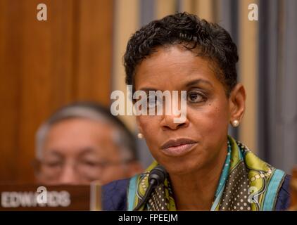 U.S Congressista Donna Edwards durante la casa comitato della scienza, spazio e tecnologia audizione sul bilancio nazionale per il settore Aeronautico e Spaziale Administration presso la Rayburn House Edificio per uffici a Capitol Hill Marzo 17, 2016 a Washington, DC. Foto Stock