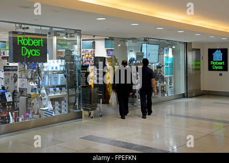 I clienti che si avvicinano Robert Dyas hardware & ferramenta negozio di fronte windows & segni di Canary Wharf centro shopping mall Docklands di Londra Inghilterra REGNO UNITO Foto Stock