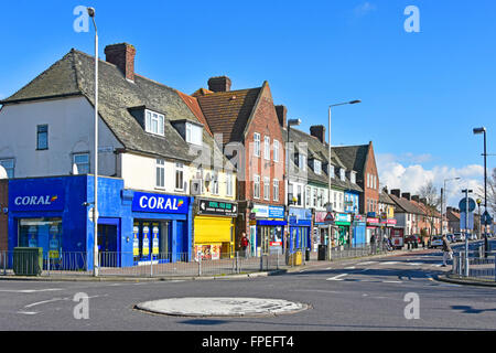 Parata di shopping su LCC Becontree alloggiamento appartamenti immobiliare sopra & Coral betting shop east London borough Barking e Dagenham UK mini rotonda junction Foto Stock