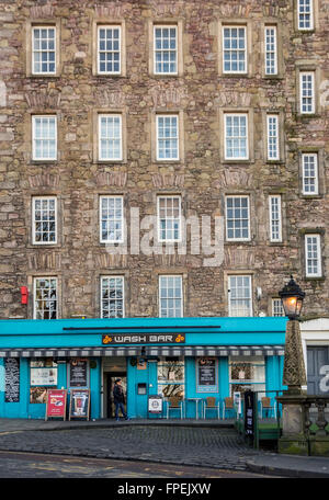 Al di sotto di questi old town apartments è uno di Edimburgo di molti pub - la barra di lavaggio è sulla Montagnola, affacciato su Princes Street. Foto Stock