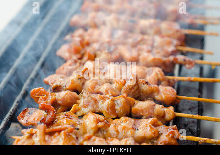 Spiedini di pollo a pezzi la tostatura sul grill e il fumo Foto Stock