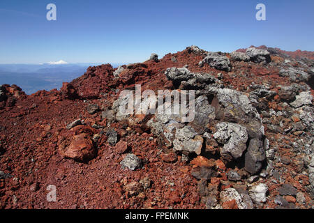 Cinder sul bordo del cratere di Llaima, Conguillio National Park, Patagonia, Cile Foto Stock