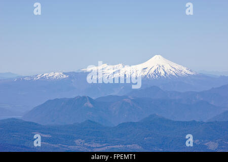 Vulcano Villarrica visto da di Llaima, Patagonia, Cile Foto Stock