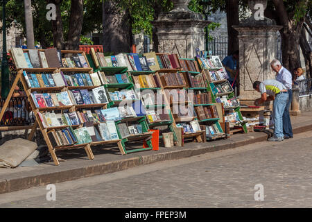 L'Avana, Cuba - Aprile 2, 2012: Libro antico mercato vicino a Palacio de los Capitanes Foto Stock