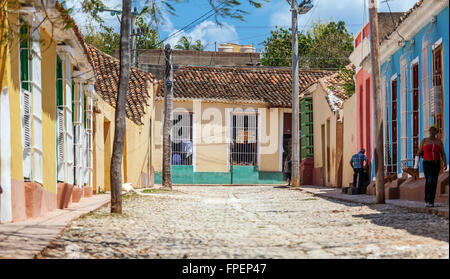 TRINIDAD, CUBA - MARZO 30, 2012: persone native veglia vicino a antica casa colorate case Foto Stock