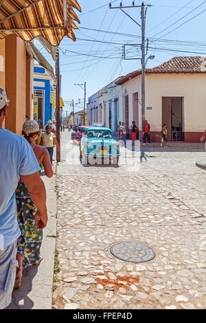 TRINIDAD, CUBA - MARZO 30, 2012: auto d'Epoca vicino a Colonial case colorate della città vecchia Foto Stock