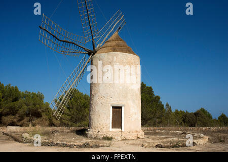 Mulino a vento, Formentera, isole Baleari, Spagna. Il Vecchio Mulino a Vento a El Pilar de la Mola sull'isola Formentera, isole Baleari, Spagna Foto Stock