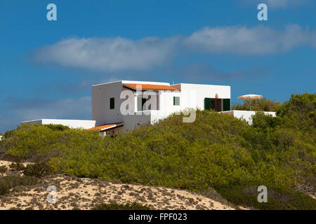 Tipica casa bianca di Formentera. Spiaggia di Migjorn, isola di Formentera, isole Baleari, Spagna. Foto Stock