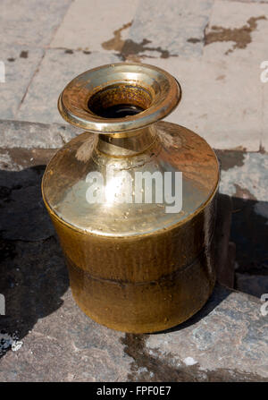 Il Nepal, Patan. Metallo brocca dell'acqua. Foto Stock