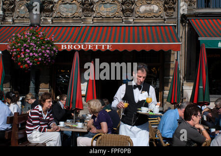 La Brouette ristorante esterno, Grande Place di Bruxelles, Belgio. Il ristorante nel seminterrato degli edifici Louve, Sac e Brouette. La Grand Place. La Louve, Sac e Brouette sono un gruppo di case che non sono stati ricostruiti nel 1695, quando il resto degli edifici nella Grand Place sono stati rinnovati. A causa della conservazione del loro facciate, essi sono considerati i più begli edifici della Grand Place. Foto Stock