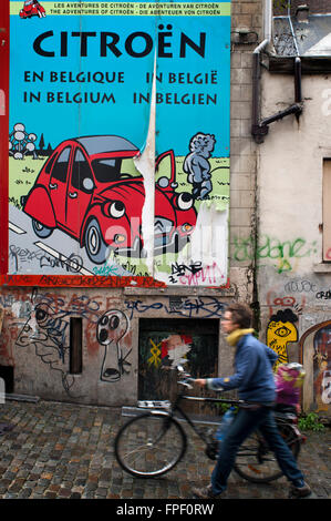 2CV muro di vernice in strada nel percorso di BD, Bruxelles, Belgio. Il 'percorso BD' può essere un semplice pretesto per visitare Bruxelles, althou Foto Stock