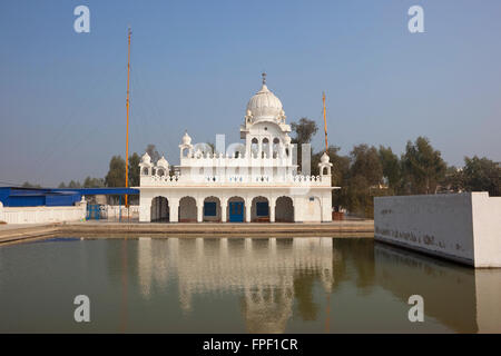 "Gurdwara Shri Patshahi Chevi Sahib Gurusar' Punjab, India riflessi nell'acqua del santo piscina o Sarovar Foto Stock