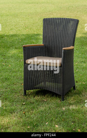 Marrone resistente all acqua sedie di rattan in giardino Foto Stock