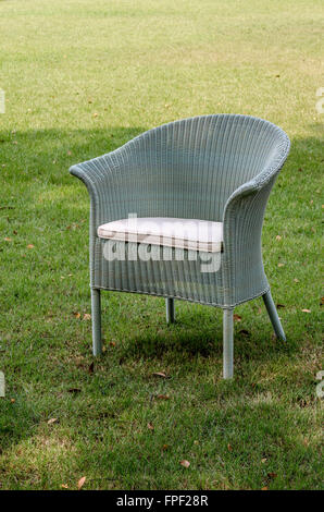 Grigio resistente all acqua sedie di rattan con cuscino in giardino Foto Stock