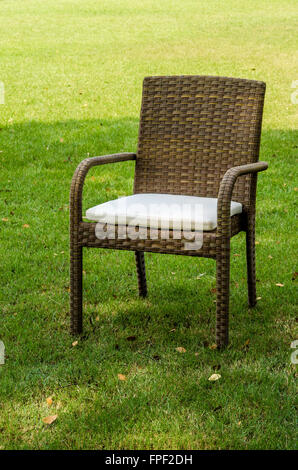 Brown sedie di rattan con cuscino in giardino Foto Stock