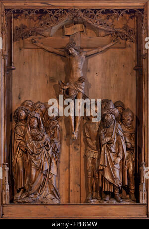 La crocifissione. Il pannello centrale della Crocifissione pala d altare (1508) da scultore tedesco Tilman Riemenschneider in Pietro-und-Paul Kirche in Detwang vicino a Rothenburg ob der Tauber, Media Franconia, Baviera, Germania. Foto Stock