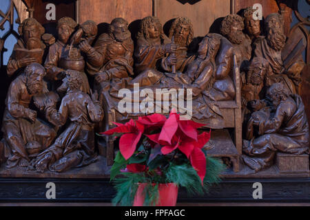 Dormizione della Vergine Maria. Pannello di predella della incoronazione di Maria Pala di officina di scultore tedesco Tilman Riemenschneider in Saint James Church di Rothenburg ob der Tauber, Media Franconia, Baviera, Germania. Foto Stock