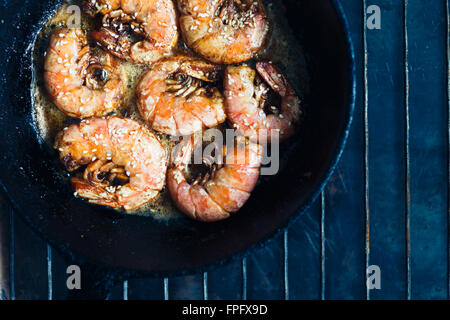 Gamberi fritti con aglio e i semi di sesamo Foto Stock