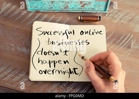 Il testo scritto a mano con successo le aziende online non avviene durante la notte, il successo aziendale concept Foto Stock