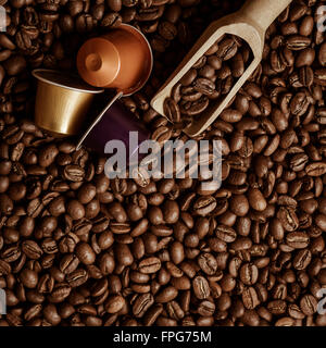 Capsula di caffè con caffè in grani Foto Stock