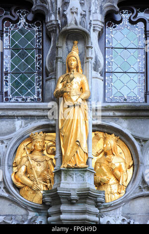 Golden statue sulla facciata della Basilica del Sangue Sacro a Bruges, Belgio Foto Stock