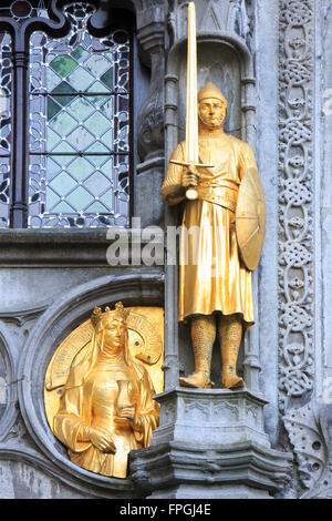 Golden Statue di un cavaliere e una fanciulla sulla facciata della Basilica del Sangue Sacro a Bruges, Belgio Foto Stock