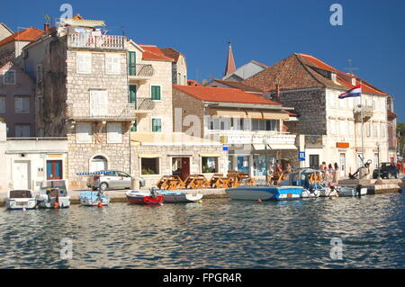 Barche a Milna sull isola di Brac, Croazia Foto Stock