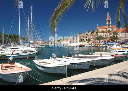 Barche a Milna sull isola di Brac, Croazia Foto Stock