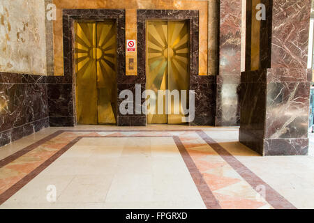 Nord America, America latina, Caraibi, Cuba, La Habana. Ascensori in Art Deco Bacardi edificio dal 1930. Foto Stock