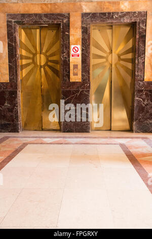 Nord America, America latina, Caraibi, Cuba, La Habana. Ascensori in Art Deco Bacardi edificio dal 1930. Foto Stock