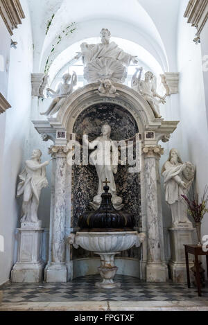 Fonte battesimale nella cattedrale dell Assunzione della Vergine Maria nella Città Vecchia di Dubrovnik, Croazia Foto Stock