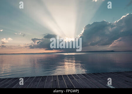 Godersi il tramonto sul lago di garda Foto Stock