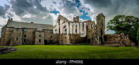 Rovine del Castello di Aberdour, Scozia con cielo tempestoso. Foto Stock