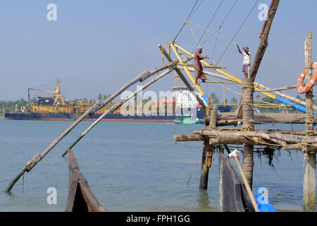 I cinesi le reti da pesca a Kochi (Cochin) , Kerala, India Foto Stock