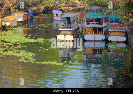 Le imbarcazioni turistiche su un canale nella città di Aleppey (Alappuzha) in Kerala, India Foto Stock