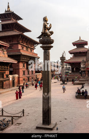 Il Nepal, Patan. Durbar Square, marzo 2009. Garuda Statua in primo piano è sopravvissuto il aprile 2015 terremoto. Foto Stock