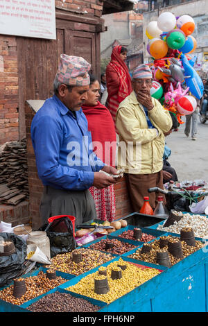 Il Nepal, Patan. Venditore ambulante di spuntini, dadi, popcorn. Foto Stock