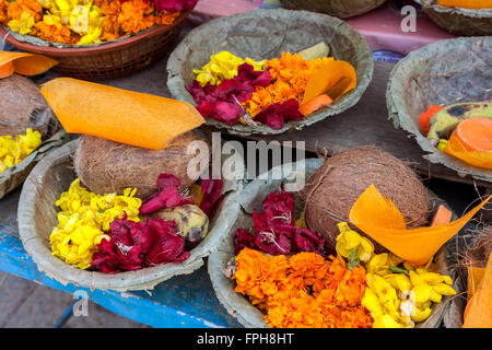 Il Nepal, Patan. Offrendo cestini in un tempio indù. Foto Stock