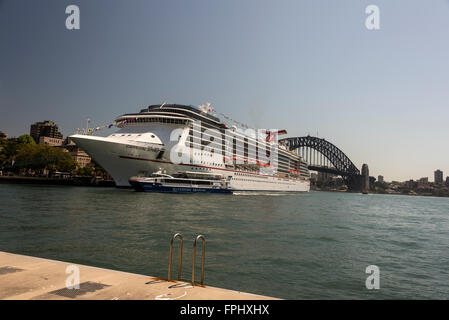 La nave da crociera Carnival spirito ancorata in Circular Quay di Sydney, Nuovo Galles del Sud in Australia. Foto Stock