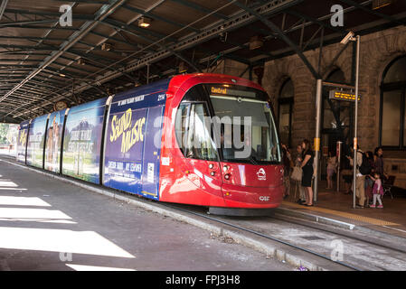 A Sydney light rail tram fabbricato dalla spagnola CAF gruppo, si ferma alla Stazione Centrale di Sydney, Nuovo Galles del Sud, Aus Foto Stock
