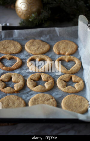 Cotta Linzer cookies raffreddamento su un vassoio da forno Foto Stock