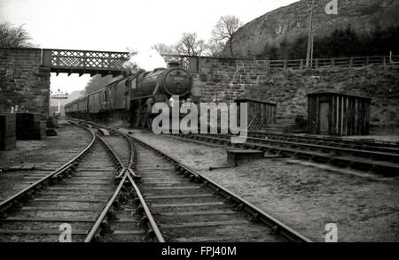 LMS nero cinque 4-6-0 locomotiva a vapore 5170 lascia Blair Atholl con un treno Foto Stock