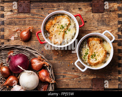 La zuppa di cipolla con pane secco e formaggio cheddar Foto Stock