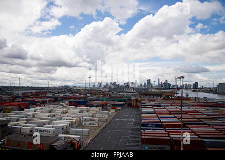 Linee di contenitori impilati in una piovosa giornata umido nel porto di Melbourne, Australia. Foto Stock