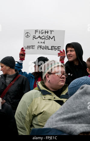 Minneapolis, Minnesota. Raduno neonazista. La nazionale movimento socialista manifestano contro un gruppo neonazista. Foto Stock