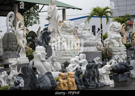 DONG TRIEU, VIETNAM - Gennaio 22, 2016: i negozi per la vendita massiccia e costosa di statue di marmo e le figure sono comuni in Vietnam Foto Stock